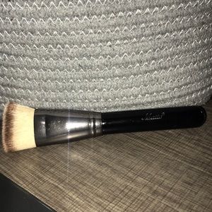 Mark Flat Top Kabuki Foundation Brush